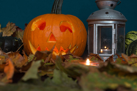 万圣节杰克 o 灯笼，在秋天树叶 灯和蜡烛