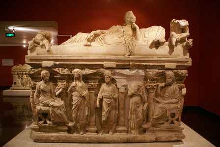 大理石 sarcophaguses