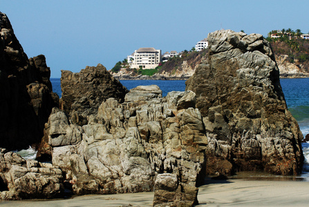 墨西哥隐藏港口海滩上的岩石
