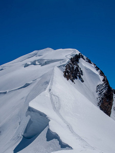 一个登山者在通往勃朗峰上