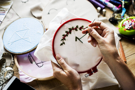 女手缝纫刺绣工艺品图片