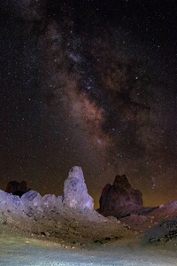 沙漠景观和银河系在天然碱石峰