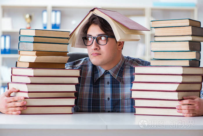 书呆子有趣学生准备大学考试