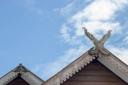 人字形屋顶的房子，在泰国风格和天空