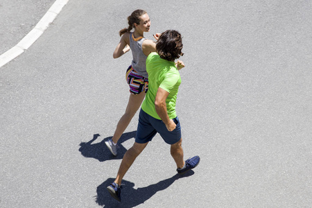 英俊的男人和漂亮的女人一起慢跑