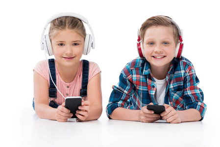 儿童在耳机中使用智能手机