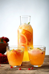 柑橘的鸡尾酒两杯