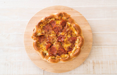 在木板上的自制意大利辣香肠比萨饼。
