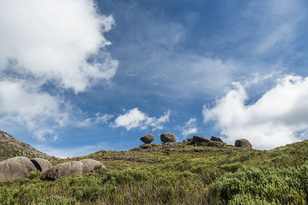 徒步旅行 Itatiaia 国家公园的山