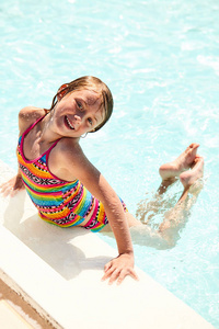 微笑的小女孩在游泳池里的肖像