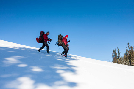 两名登山者是在山中