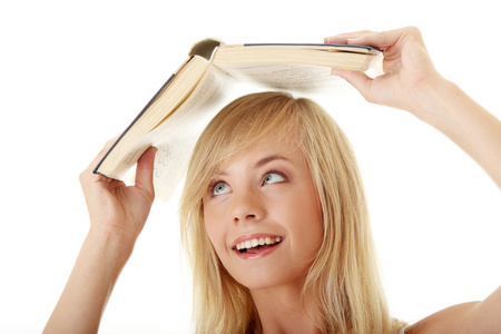 有书在头上的少女