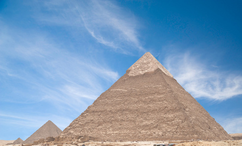 金字塔 pyramid的名词复数  金字塔形的物体或一堆东西 金字塔式的组织或系统 棱锥体