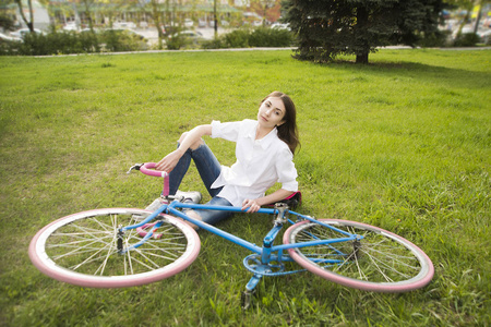 女孩和复古的时髦自行车