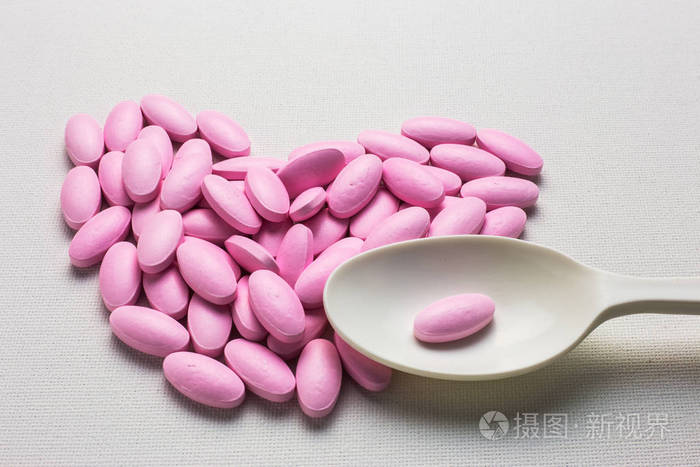 很多粉红色片药丸在心的形状