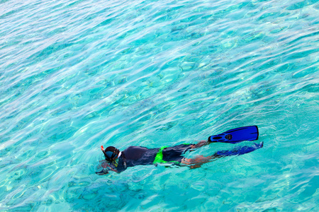 穿着鳍和面具的人在海洋马尔代夫