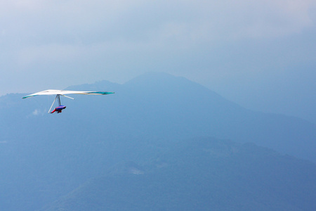 空中滑翔机在山上飞行