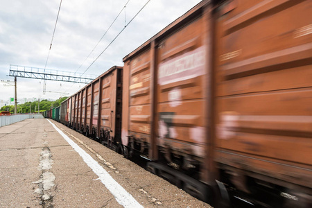 货运列车的运行路过车站。俄罗斯铁路