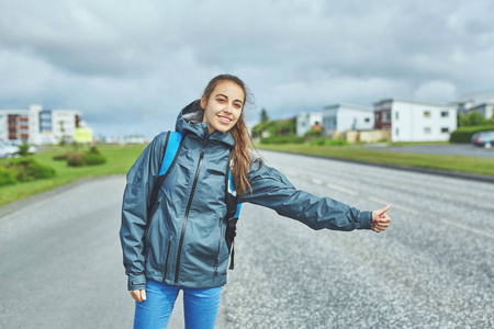 女人的旅行者在路上拦住了车