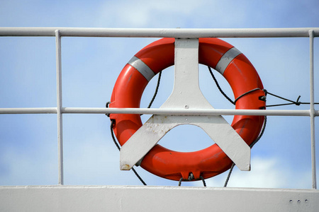 生活带 救生圈 阿汤船白色栏杆上的红色救援戒指