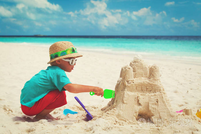 海滩上的小男孩修建沙城堡