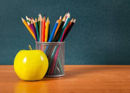 彩色铅笔在 jar 和苹果
