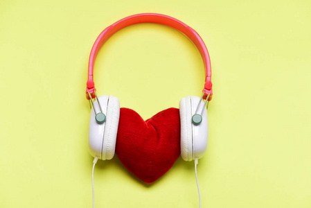耳机在白色和红色的颜色，用柔软的玩具的心
