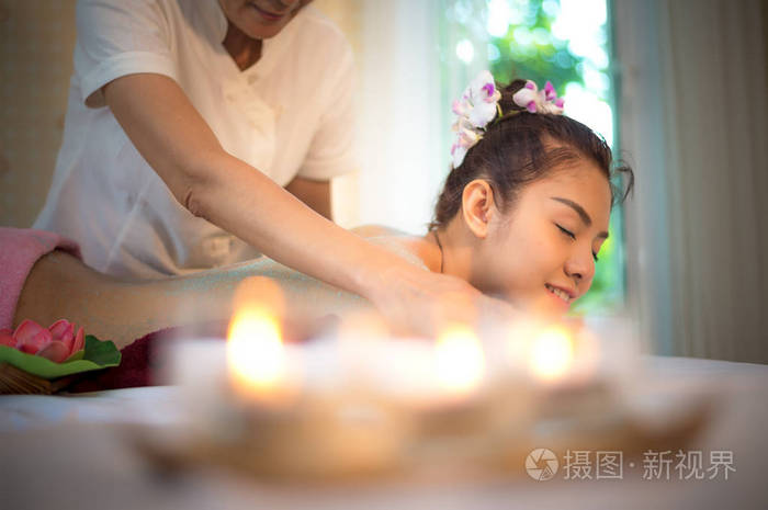 男按摩师做按摩水疗治疗亚洲女人身体的泰国 spa 生活