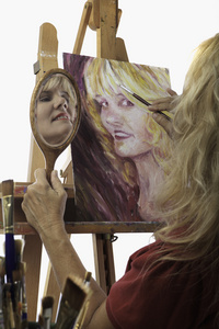 她五十多岁时画了一幅自我画像