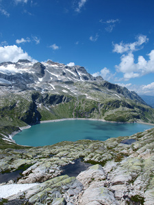 我们看到阿尔卑斯山的高山湖