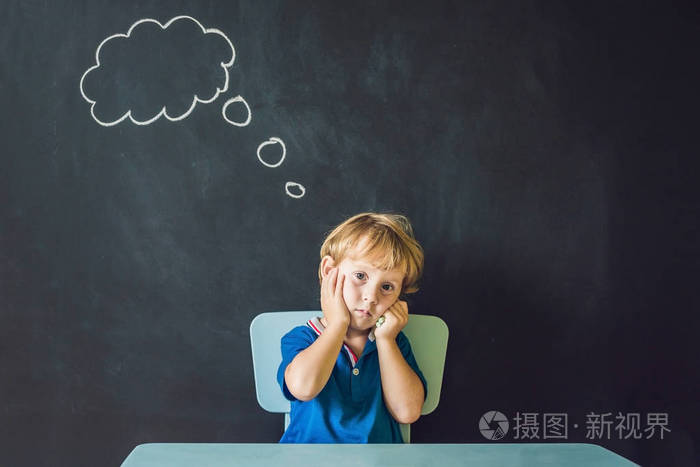 可爱的小男孩深深思考的东西照片-正版商用图片01h5tq-摄图新视界