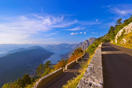 山区道路和日落黑山科托尔湾