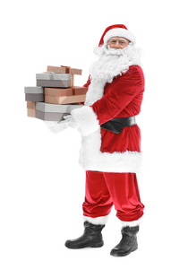 快乐正宗圣诞老人抱着一堆白色背景上的礼品盒