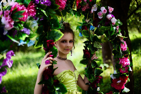公主穿着花在花园里的漂亮女孩
