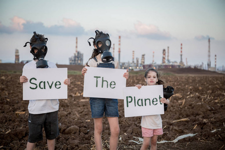 拯救地球。 孩子们拿着标志站在炼体附近