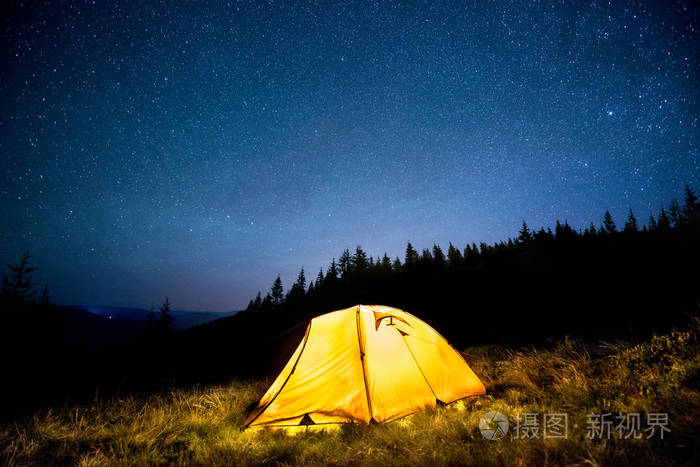 发光的下一个繁星满天的夜晚山地森林野营帐篷