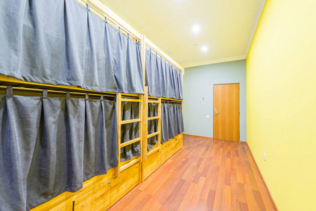 宿舍宿舍床安排在房间里图片
