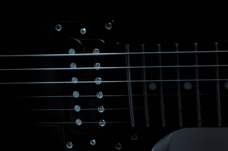电吉他在黑色背景上的一部分。写入的文本的地方