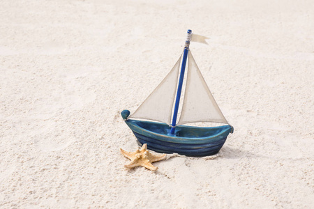 玩具船和沙滩上的海星