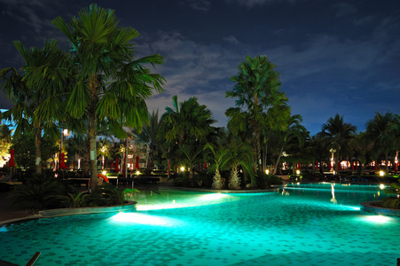 游泳池在夜间照明，芭堤雅，泰国
