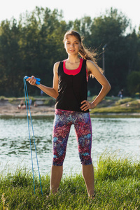 湖东岸的运动型女人让体育锻炼的日落