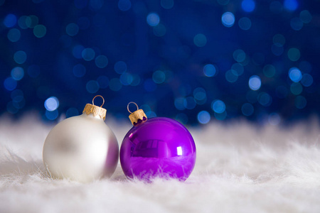紫色和白色圣诞球上毛皮 b 花环灯都亮着