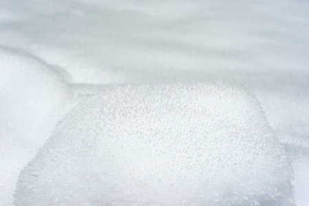 与深的雪堆在霜晨的冬季景观。在最后一场雪后躺在深的雪堆的新鲜白雪