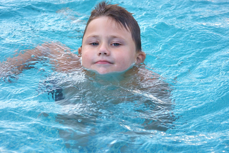 一个小男孩在游泳池里