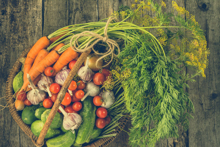 集合的蔬菜在篮子里，当地农业生产，色调图像