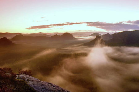 神奇梦幻日出山顶岩石以看法入迷雾笼罩的山谷