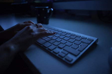 女人打字计算机夜灯