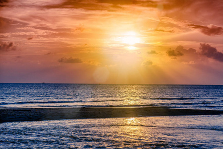 美丽的风景 鲜艳的热带海上日落