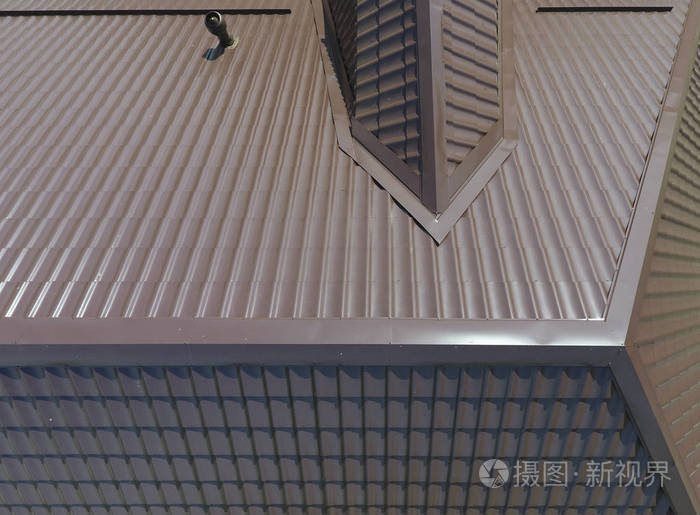 瓦楞板的屋顶.金属型材波纹状屋面