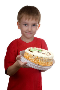 带着蛋糕的快乐男孩